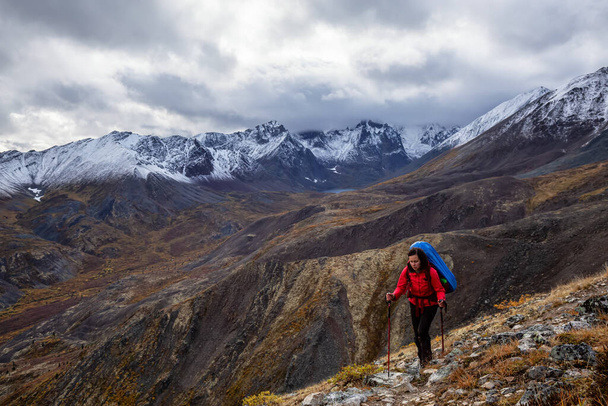 Girl Backpacking along Scenic Hiking Trail - Foto, Bild