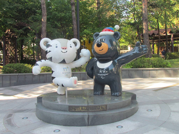 Soohorang és Bandabi, a PyeongChang 2018 olimpiai és paralimpiai téli játékok kabalái egy nyilvános parkban - Fotó, kép