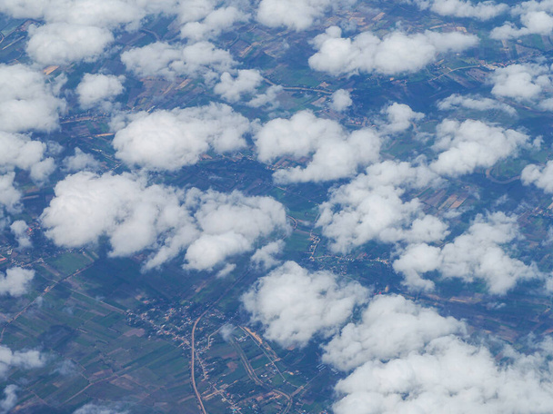 Vista aérea da paisagem nublada vista através da janela do avião. Espaço para texto. - Foto, Imagem