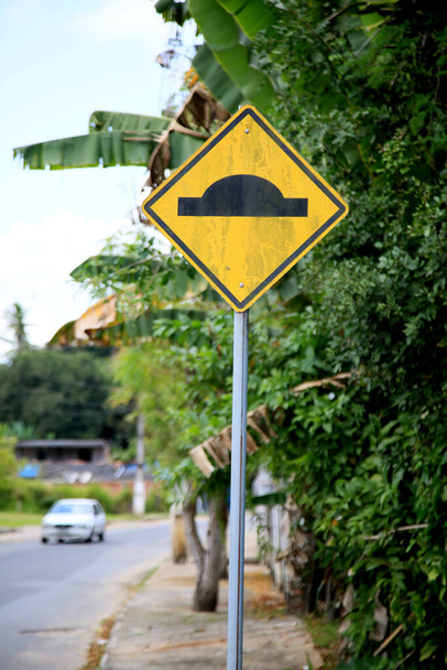 mata de sao joao, bahia / brasil - 7 de octubre de 2020: señalización de señales de tráfico en la ciudad de Mata de Sao Joao - Foto, Imagen