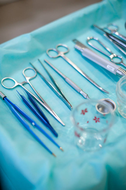 Медицинский стол с инструментами для пластической хирургии - Фото, изображение