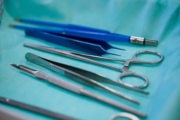 Lékařský stůl s nástroji pro provádění plastické chirurgie - Fotografie, Obrázek