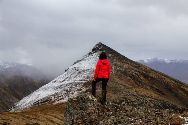 Girl hiking in Canadian Mountain Landscape - Valokuva, kuva