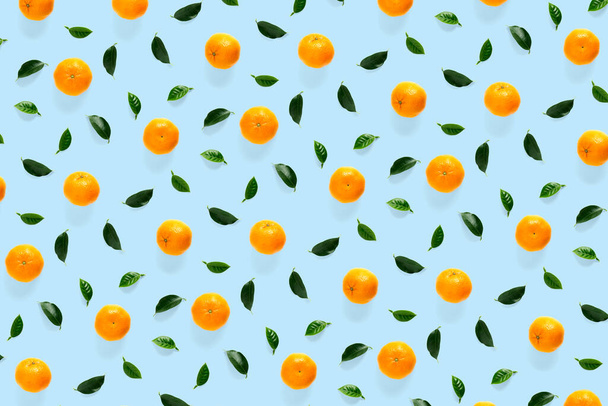 葉との隔離されたみかんの柑橘類のコレクションの背景。全体のみかんやみかんの果実は青の背景に隔離されます。オレンジ色の背景ではなく - 写真・画像