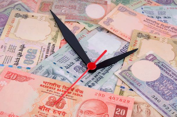 Tempo é dinheiro, Tempo e dinheiro conceito, Moeda indiana, Rupia, Rupia indiana, Dinheiro indiano, Negócios, finanças, investimento, economia e corrupção conceito - Imagem - Foto, Imagem