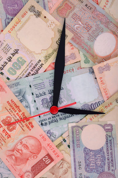 Time is Money, Time and money concept, Indiase valuta, roepie, Indiase roepie, Indiase geld, zaken, financiën, investeringen, sparen en corruptie concept - Afbeelding - Foto, afbeelding