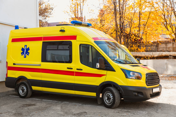 Zaporozhye /ウクライナ- 11月08 2019:黄色の救急車が病院の中庭に立っています:サイドビュー. - 写真・画像