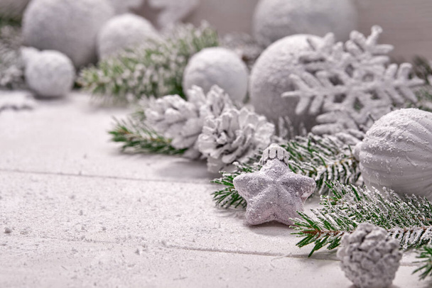 Χριστουγεννιάτικη διακόσμηση με λευκές μπάλες στο τραπέζι, κοντινή θέα  - Φωτογραφία, εικόνα