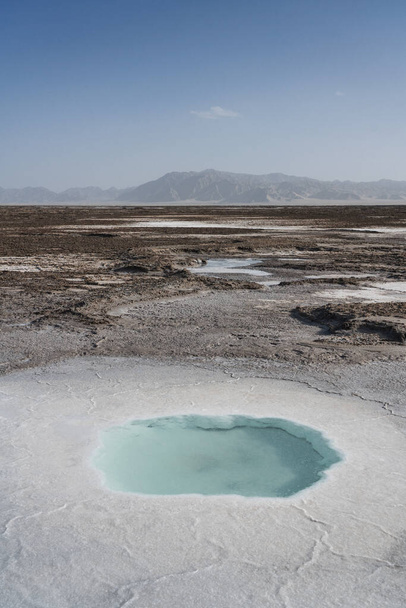 Estanque de sal en tierra firme. Foto en Qinghai, China. - Foto, imagen