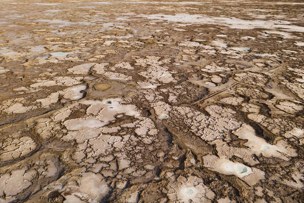 Slaný rybník v suché zemi. Fotografie v Qinghai, Čína. - Fotografie, Obrázek
