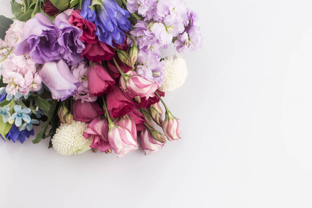 Strauss aus rosa und violetten Lisianthus-Blüten auf weißem Hintergrund - Foto, Bild