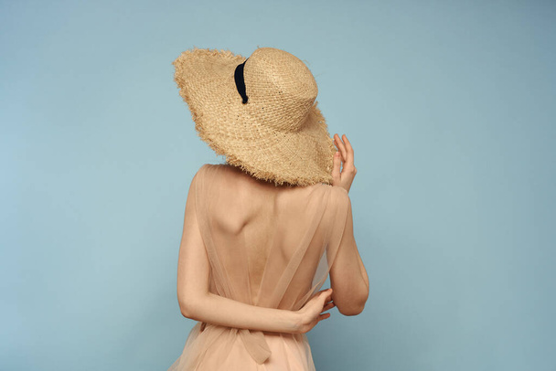 Mulher com chapéu e vestido emoções charme luz alegria tecido - Foto, Imagem