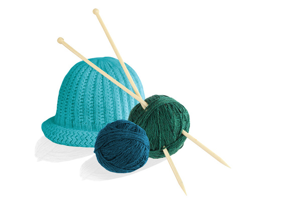 Deux boules de laine avec aiguilles à tricoter et capuchon isolé sur le whit
 - Photo, image