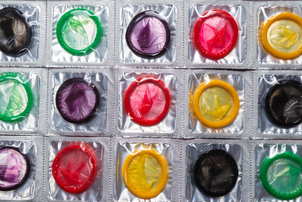 Fondo de preservativos de colores. Vista superior.  - Foto, Imagen