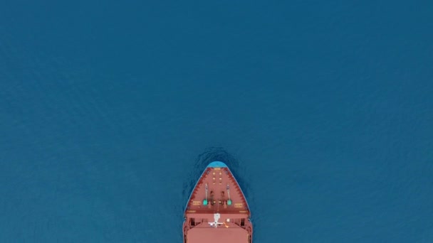 Légi felvétel. Teherhajó a nyílt tengeren. - Felvétel, videó