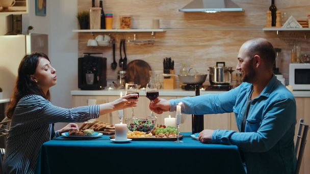 Paar trinkt ein Glas Wein - Foto, Bild