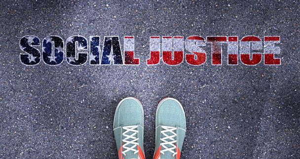 Соціальна справедливість і політика в США, символізовані як людина, що стоїть перед фразою "Соціальна справедливість" Соціальна справедливість пов'язана з політикою і вибором кожної людини, 3d ілюстрацією. - Фото, зображення
