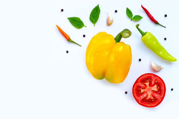 Különböző friss zöldségek és gyógynövények fehér alapon. Élelmiszer és főzés összetevők, egészséges étkezési koncepció - Fotó, kép