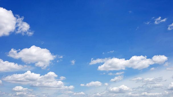 Céu azul fundo com nuvem. Espaço de cópia - Foto, Imagem