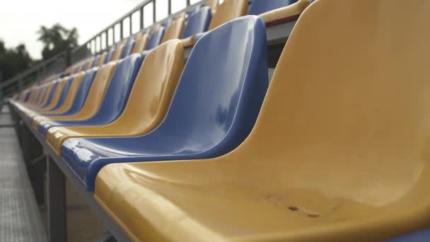 4K 、空の行とサッカースタジアムの座席。スタジアムのプラスチックシート。コロナウイルス流行中のサッカー - 映像、動画