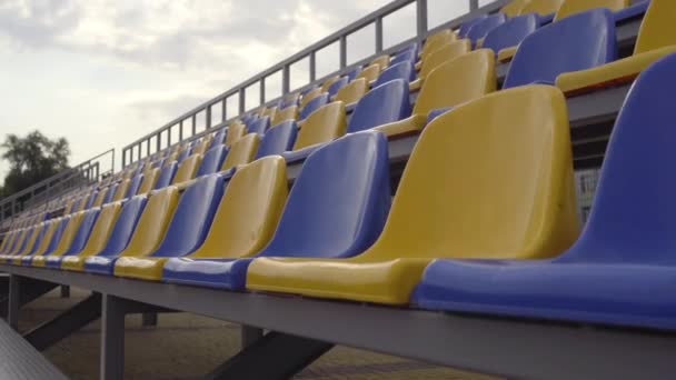 4K, üres sorok és székek egy futball stadionban. Műanyag ülések a stadionban. Labdarúgás a Coronavirus-járvány idején - Felvétel, videó