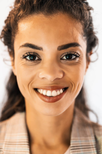Güzel Afro-Amerikan kadın portresi kameraya bakıyor ve gülümsüyor.. - Fotoğraf, Görsel