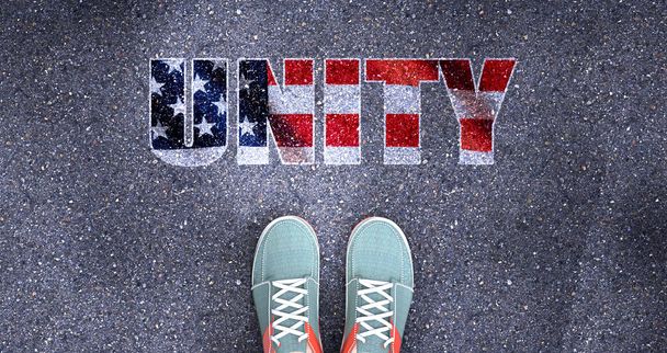 Unidad y política en los EE.UU., simbolizado como una persona de pie frente a la frase Unidad en colores de la bandera estadounidense para mostrar que la unidad está relacionada con la política y la elección de cada persona, ilustración 3d - Foto, imagen