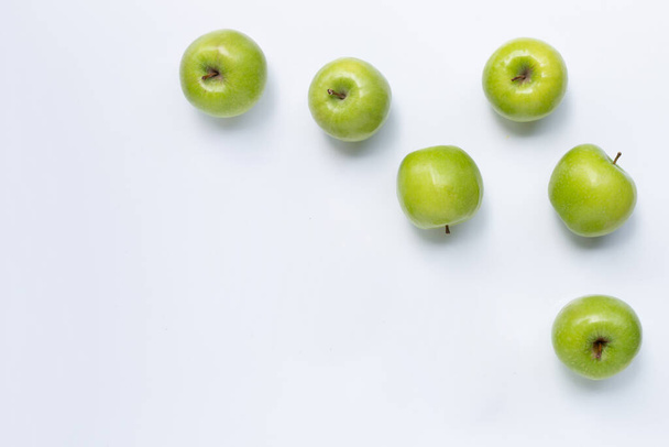 Zielone jabłka na białym tle. Przestrzeń kopiowania - Zdjęcie, obraz
