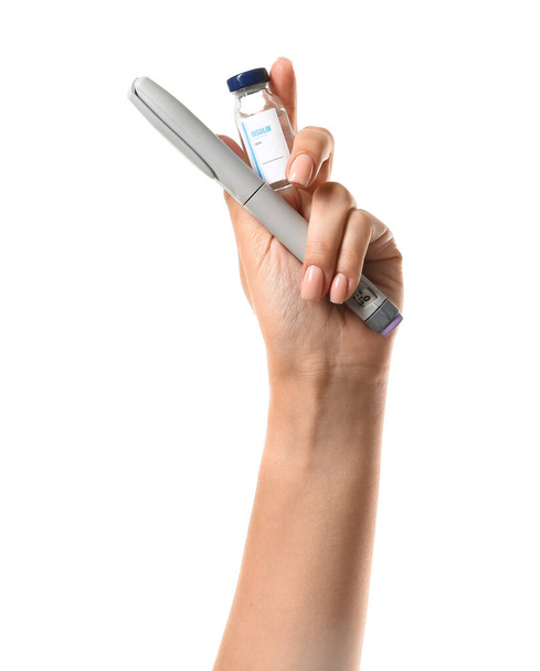 Ręka kobiety ze strzykawką i butelką insuliny na białym tle. Pojęcie cukrzycy - Zdjęcie, obraz