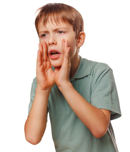 Poika itkee teini-ikäinen kutsuvan avasi suunsa eristetty
 - Valokuva, kuva