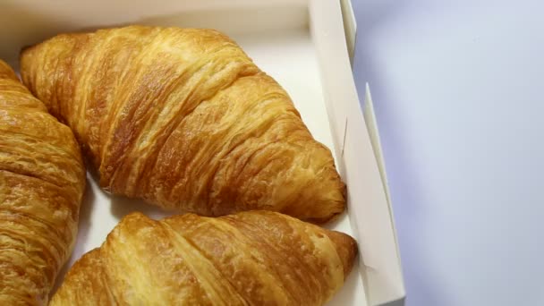 croissant si trova su uno sfondo bianco. prodotti da forno su fondo isolato - Filmati, video