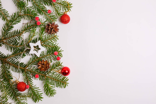 Kerst achtergrond, Kerst boom takken rood Kerst speelgoed kegels, slinger, plaats voor tekst - Foto, afbeelding