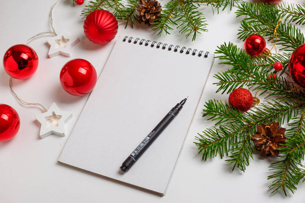 Karácsonyi üdvözlőlap, levél a Mikulásnak. Helyet a szöveges toll, karácsonyfa játékok, faágak, piros - Fotó, kép