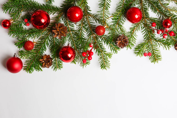 クリスマスの背景、クリスマスツリー、赤いおもちゃ、コーン、テキストのためのスペース - 写真・画像