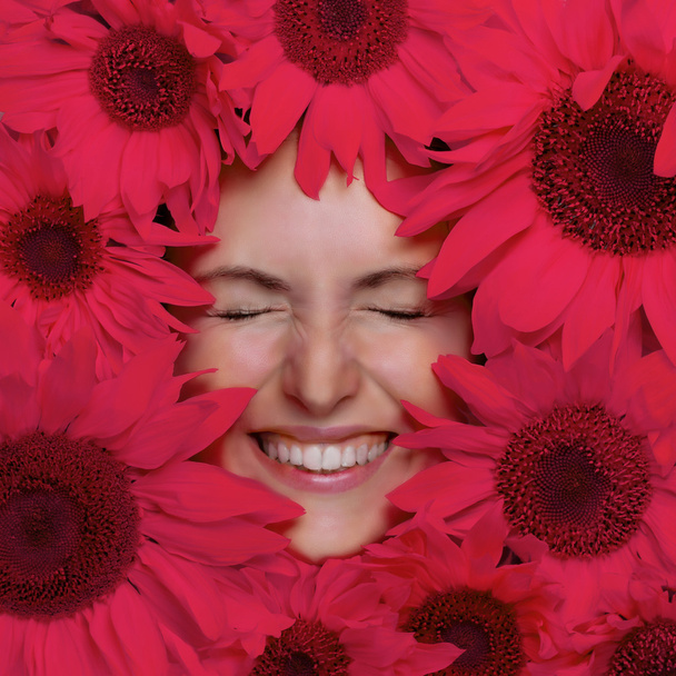 Happy young woman with flowers - Valokuva, kuva