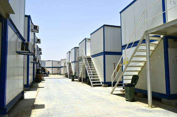 Portacabin. Tragbare Wohn- und Bürokabinen. Arbeitslager. Porta Hütte. kleine Behelfsunterkünfte: Maskat, Oman - 08-10-2020 - Foto, Bild