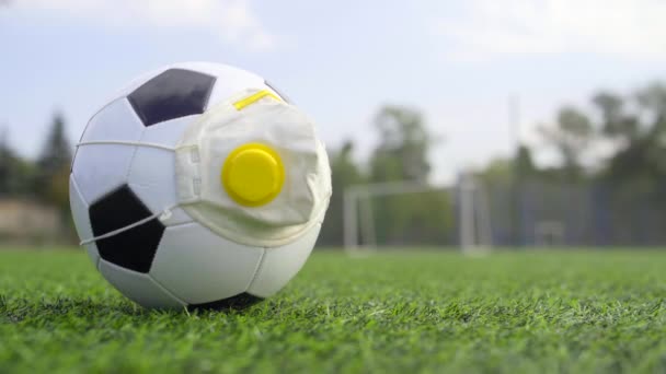 Ademhalingsapparaat met klep op voetbal bal. Voetbal Zwart-wit bal in het lege stadion tijdens de Coronavirus pandemie. - Video