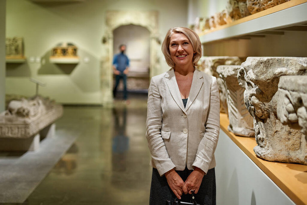 Жінка досліджує середньовічні експозиції в музеї
 - Фото, зображення