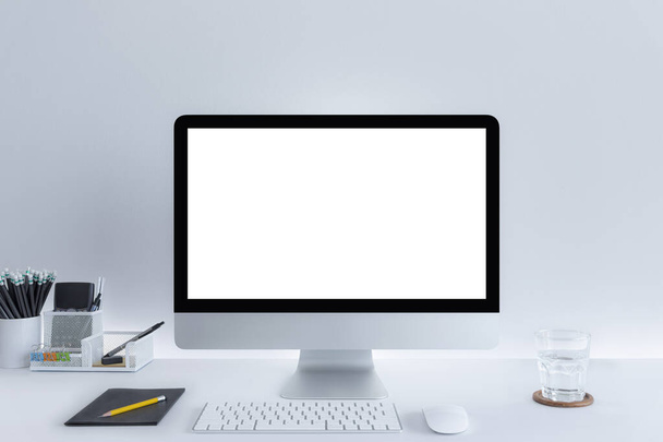 Υπολογιστής με κενό χώρο λευκό αντίγραφο για το κείμενο, Mockup desktop σχεδιασμό υπολογιστή στο γραφείο σε λευκό τραπέζι με πληκτρολόγιο και καφέ cub, έννοια χώρο εργασίας, Ποτό γυαλί, κάκτος στην κατσαρόλα - Φωτογραφία, εικόνα