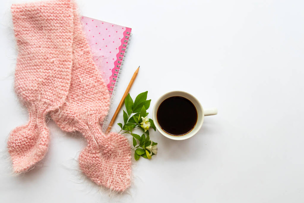 ordinateur portable planificateur pour le travail d'affaires avec café chaud, tricot écharpe de laine de style de vie arrangement plat laïc sur fond blanc - Photo, image