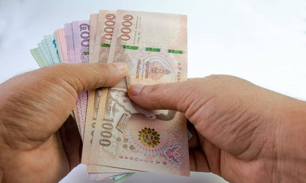 Para banknotu Thai baht yakın plan, (Tasarruf, alışveriş, ödeme, borç konsept), kağıt para tutmak - Fotoğraf, Görsel