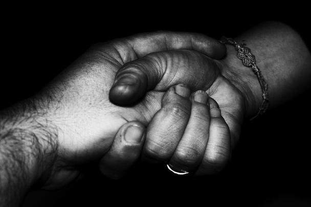 Rakastavaiset mies ja nainen ristissä kädet
 - Valokuva, kuva