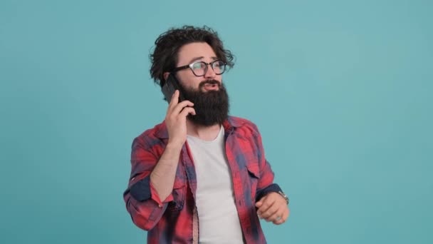 Portret van gelukkig brunette bebaarde man met een aangename mobiele gesprek. - Video