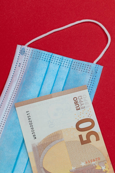 Légzőkészülék és bankjegyek, elővigyázatossági pénz - Fotó, kép