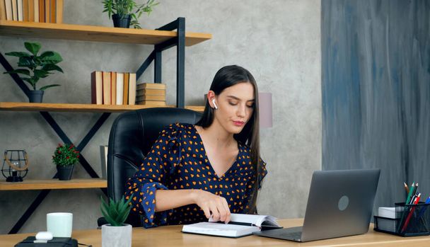 ホームオフィスの女性はウェブカメラチューターとのリモートオンラインビデオ会議コールを勉強 - 写真・画像