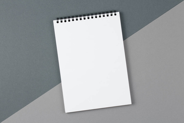 Notebook su sfondo grigio bicolore vista dall'alto. - Foto, immagini