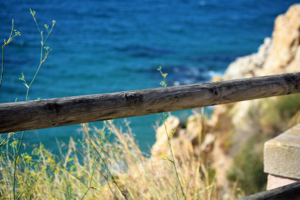 Dřevěné zábradlí jako bezpečnost, výhled na Středozemní moře v pozadí - Fotografie, Obrázek