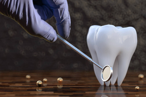 Zahnarzthand mit einem Zahnspiegel in der Nähe eines Zahnes. Konzept der Zahnpflege und regelmäßige zahnärztliche Untersuchung und Behandlung. - Foto, Bild