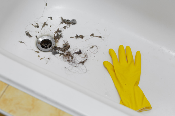 limpieza de la suciedad y el cabello cerca del agujero de drenaje - Foto, Imagen