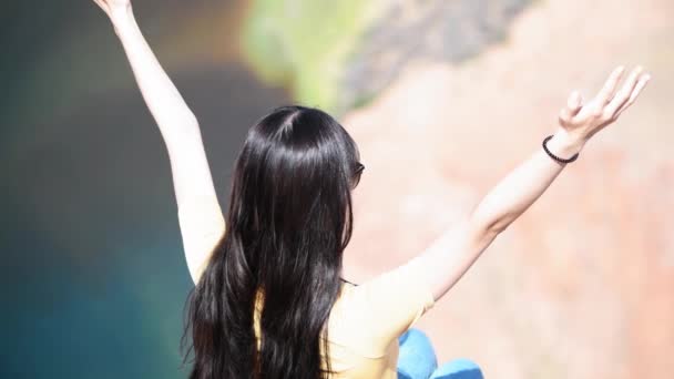 Meisje wint open armen kijkend naar panorama in nationaal park, achteraanzicht - Video